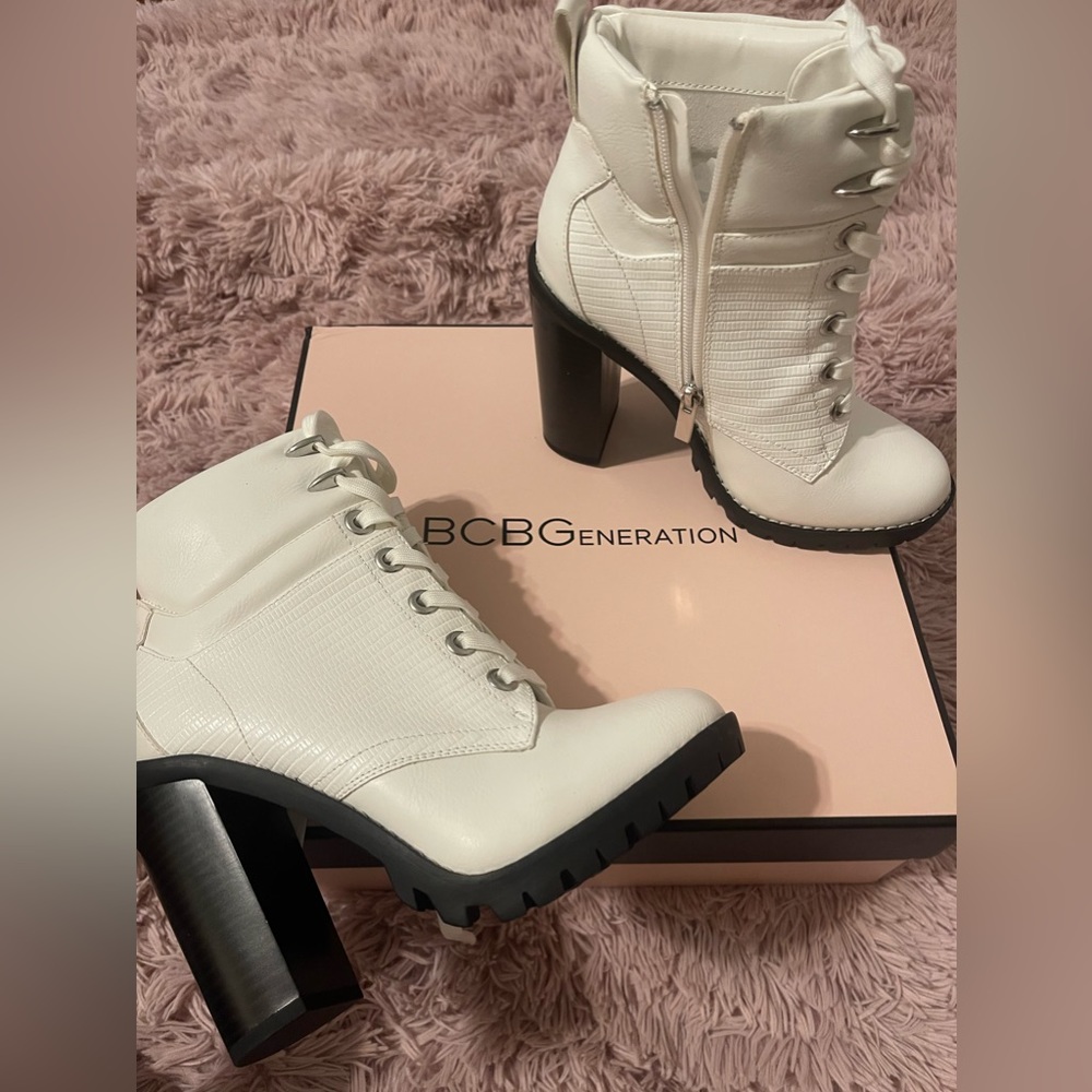 BCBG PAXIN LEATHER WHITE BOOTIE